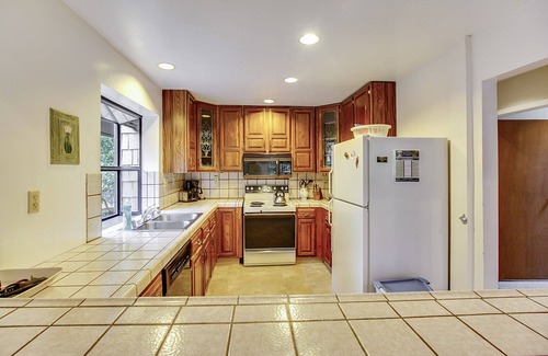 Guerneville Cabin | Eric's Landing ~ Riverfront, Fun with Friends Getaway! Dog Friendly!