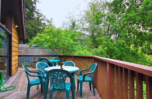 Guerneville Cabin | Eric's Landing ~ Riverfront, Fun with Friends Getaway! Dog Friendly!
