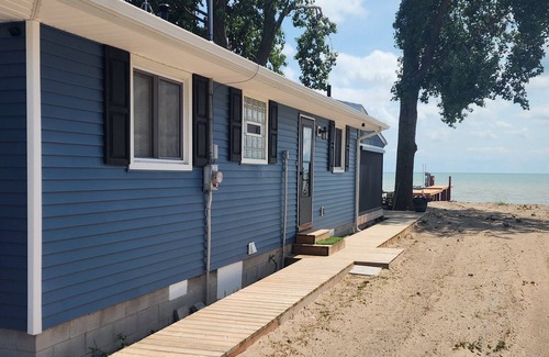 Amherstburg House | Erie Beach Moon. A cozy Waterfront cottage near Amherstburg Ontario