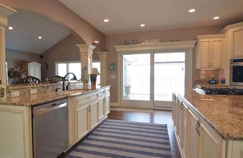 Lorain House | Erie Escape - Lakefront Lake Erie w/Pool