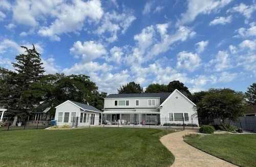 Lorain House | Erie Escape - Lakefront Lake Erie w/Pool