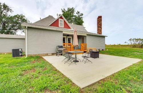 Neosho County House | Erie Farmhouse with Fire Pit and Grill Pets Welcome!