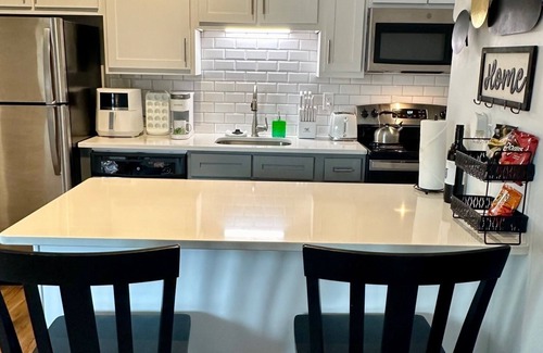 Huntsville Condo | Erin's Emerald Estate-Cozy Loft