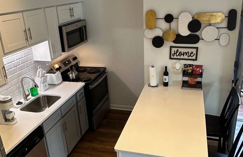 Huntsville Condo | Erin's Emerald Estate-Cozy Loft
