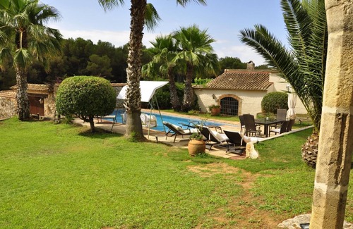 Castellet i la Gornal Villa | Holiday cottages surrounded by olive trees, grapevines and horses