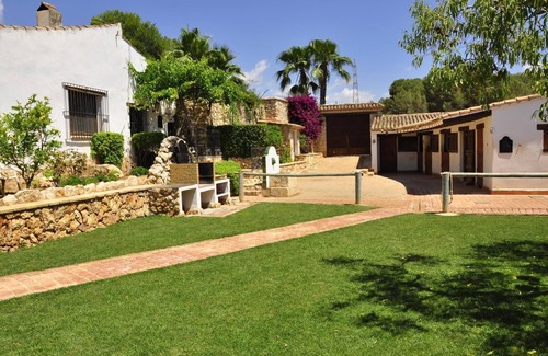 Castellet i la Gornal Villa | Holiday cottages surrounded by olive trees, grapevines and horses