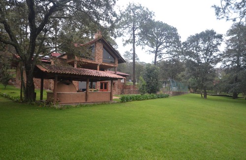 Tapalpa Cottage | Es una cabaña para relajarse, con grandes espacios y amplios jardines