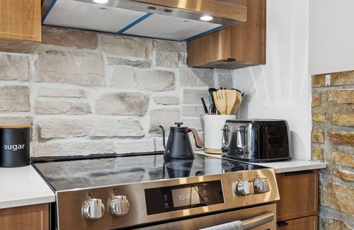 Chambly Apartment | Escapade Chambly | 4BR Spa Retreat