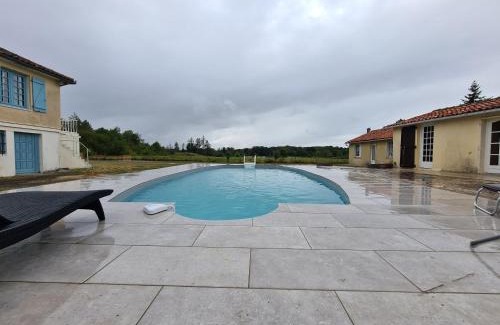 Belabre House | Escapade Nature : Maison et Lofts Privés avec Piscine, Étang de Pêche et Grandes Terrasses - FR-1-591-365