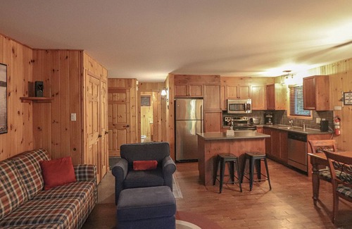 Saint-Philemon Apartment | Escapade Parfaite : Condo Chaleureux à Louer, au Pied de la Montagne !