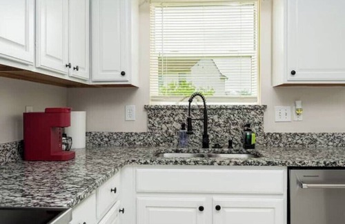 Galloway House | Escape 3BR w/Hot Tub and BBQ