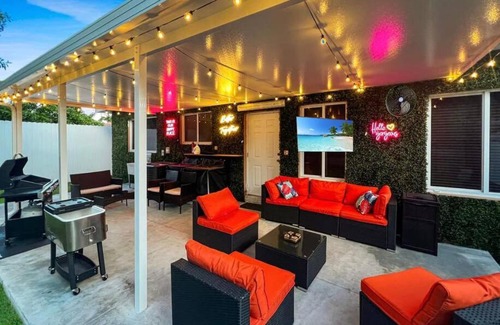 Coral Way House | Escape GameRoom, BAR, BBQ, Spacious,KING Bed, All Luxury mattresses, Near Beach, 6 blocks away from Bars, Nite Clubs, Res, Shops