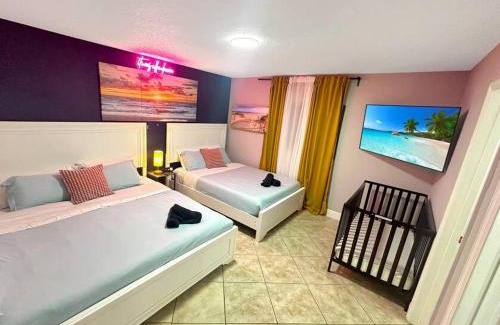 Coral Way House | Escape GameRoom, BAR, BBQ, Spacious,KING Bed, All Luxury mattresses, Near Beach, 6 blocks away from Bars, Nite Clubs, Res, Shops