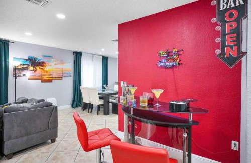 Coral Way House | Escape GameRoom, BAR, BBQ, Spacious,KING Bed, All Luxury mattresses, Near Beach, 6 blocks away from Bars, Nite Clubs, Res, Shops