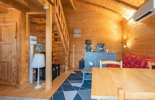 Saujon Ski Chalet | "Escape in complete serenity: Charming chalet with private pool and terrace in Saujon"