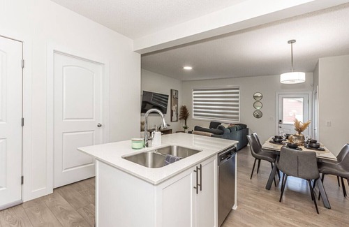 Northwest Edmonton House | Escape in Style/King Bed/Disney/Near WEM