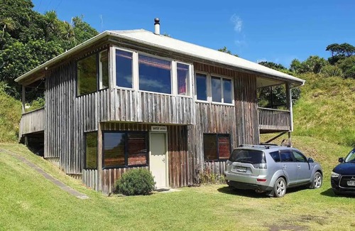 Te Henga House | Escape from the city!