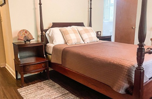 De Kalb House | Escape: Relaxing 3-BR Home near Meridian & Casinos. Spacious, Glassed-in Patio