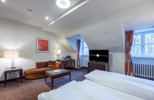 Heiligenhaus Hotel | Escape Room With Garden Near Velbert Forest Pets Allowed Parking Included