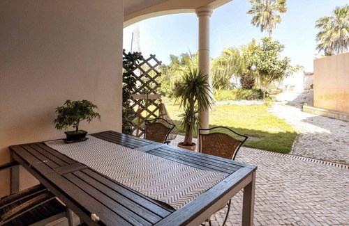 Espiche House | Escape the bustle: Spacious Rooms & Lush Garden
