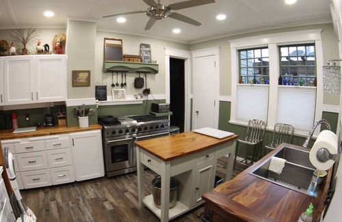Unadilla House | Escape the City- 5-star Huge Craftsman style home on Main St. Built in 1915