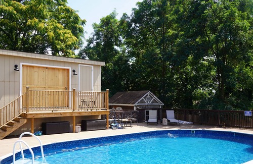 Northeast Yonkers Cabin | "Escape the City Bustle: Tranquil Cabin Retreat Just Outside NYC"