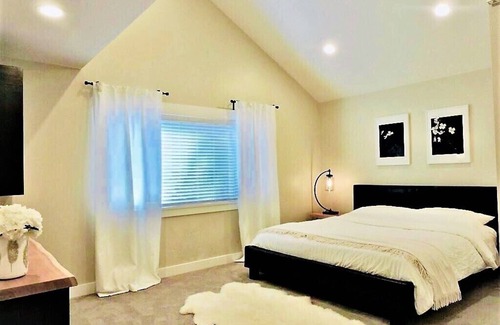 Sudden Valley House | Escape the city life! Amazing views of Lake Whatcom! Perfect patio with hot tub.