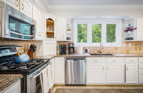 Marshall House | Escape the city to this Spacious and Clean 5BR/3.5BA home with a Heated Pool and Spa on 8 Acres in Horse & Wine Country