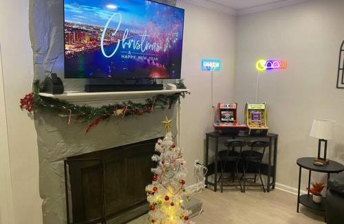 Peachtree Corners Apartment | Escape the City w/King Bed, Arcade Games & Firepit