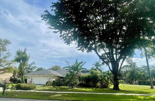 Wellington House | Escape the cold weather, enjoy the pool, blue skies, & sunny beaches sleeps 10