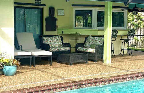 Wellington House | Escape the cold weather, enjoy the pool, blue skies, & sunny beaches sleeps 10