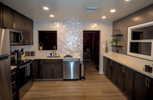 Townsite House | Escape the Everyday and Delight your Senses, Full 2 Bedroom House