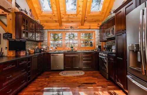 Blue Eye Cabin | Escape to 3,000 sq ft Post & Beam Home-Hot Tub-Game Room-Community Salt Pool Car Charger