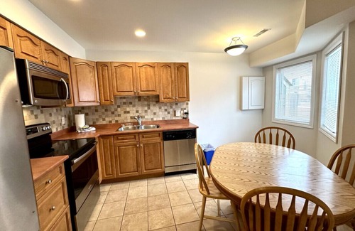 Collingwood House | Escape to a 2 bdrm home in quiet area w/full kitchen, private patio w/BBQ