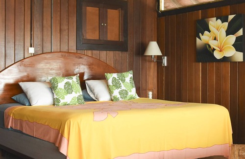 Cook's Bay House | Escape to a Charming BEACH FRONT Beach House on the Island of Moorea