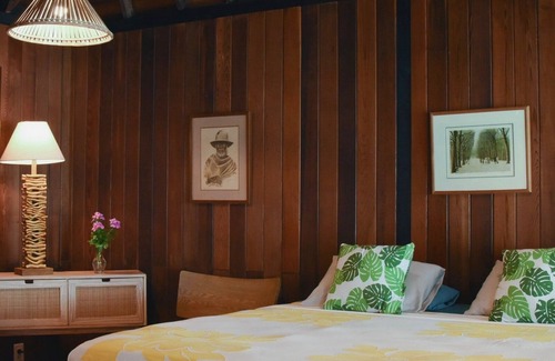 Cook's Bay House | Escape to a Charming BEACH FRONT Beach House on the Island of Moorea