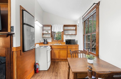 Blairsville Cottage | Escape to a Pet-Friendly Cabin near Helen, Blue Ridge & Appalachian Trail