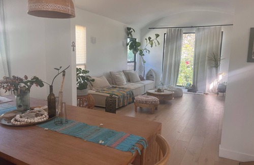 Crenshaw House | Escape to a serene lighthouse in delightful Los Angeles with WiFi, AC