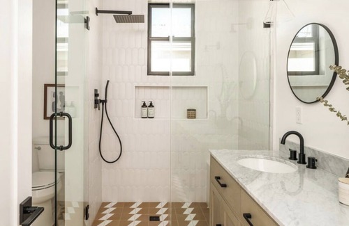 Crenshaw House | Escape to a serene lighthouse in delightful Los Angeles with WiFi, AC