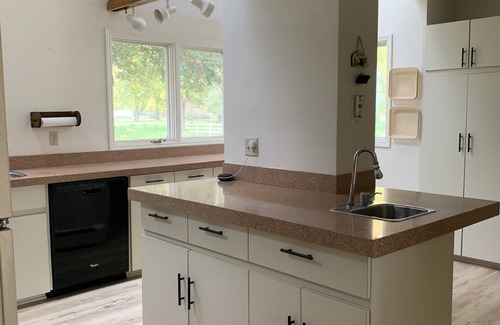 Amherstburg Cottage | Escape to a truly unique beach house in the charming town of Amherstberg!