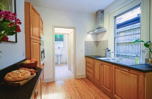Winchester Apartment | Escape to Boscobel: Enjoy a Cosy 1 Bed Apartment with Free Parking