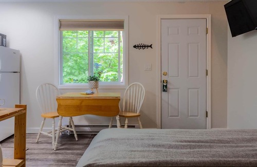 Christina Lake Hotel | Escape to Christina Lake Beaches & Golf - Perfect for Couples, Private Terrace