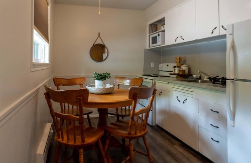 Christina Lake Hotel | Escape to Christina Lake - Budget Friendly Sleeps 4 - Beaches, Golf, Fishing