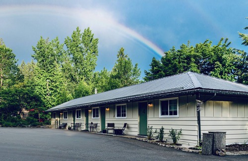 Christina Lake House | Escape to Christina Lake - Budget Friendly Sleeps 4 - Beaches, Golf, Fishing