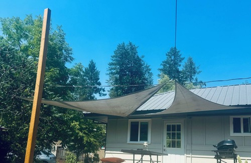 Christina Lake House | Escape to Christina Lake - Budget Friendly Sleeps 4 - Beaches, Golf, Fishing