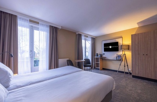 Heelsum Hotel | Escape to Comfort with Indoor Pool, Table Tennis, Trails & Free Parking