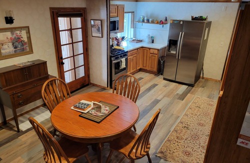 Pine Cabin | Escape to Cool Twin Pines!