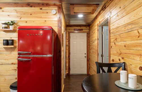 Mena Cabin | Escape to cozy 2-bedroom cabin near Ouachita Forest 4 min drive away