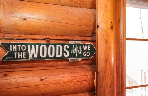 Haywood Cabin | Escape to cozy spacious log cabin in woods