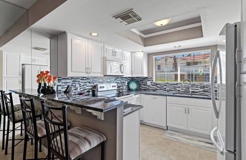 Palm Springs Condo | Escape to Desert Oasis - Palm Springs for a memorable vacation experience!